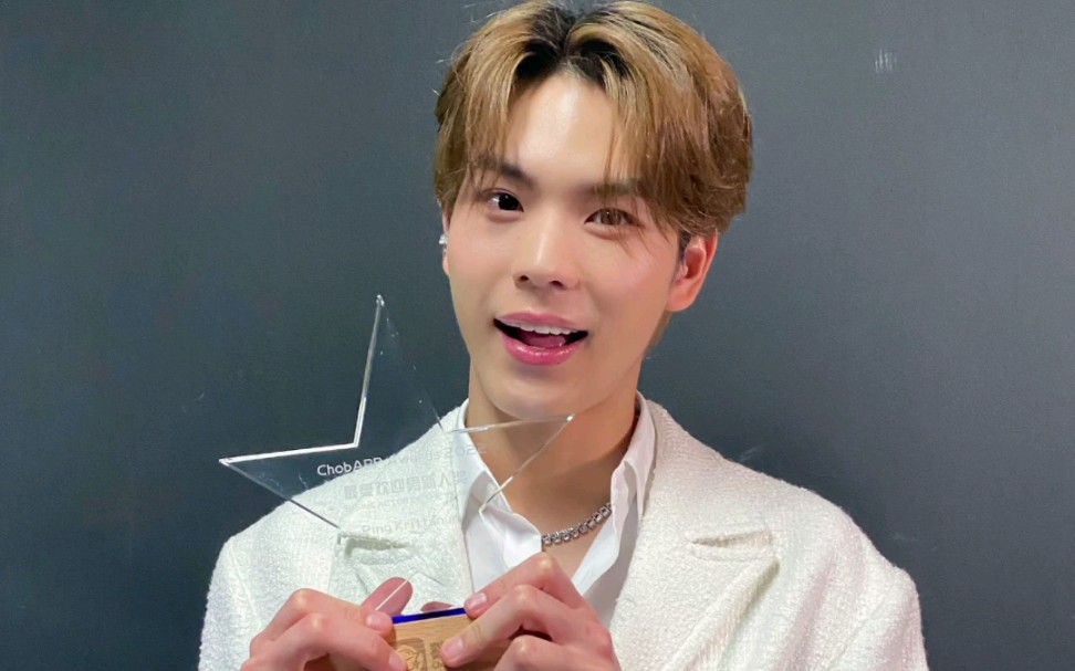 恭喜瓶宝,新生代人气演员ping krittanun在chobapp awards 2022中获得