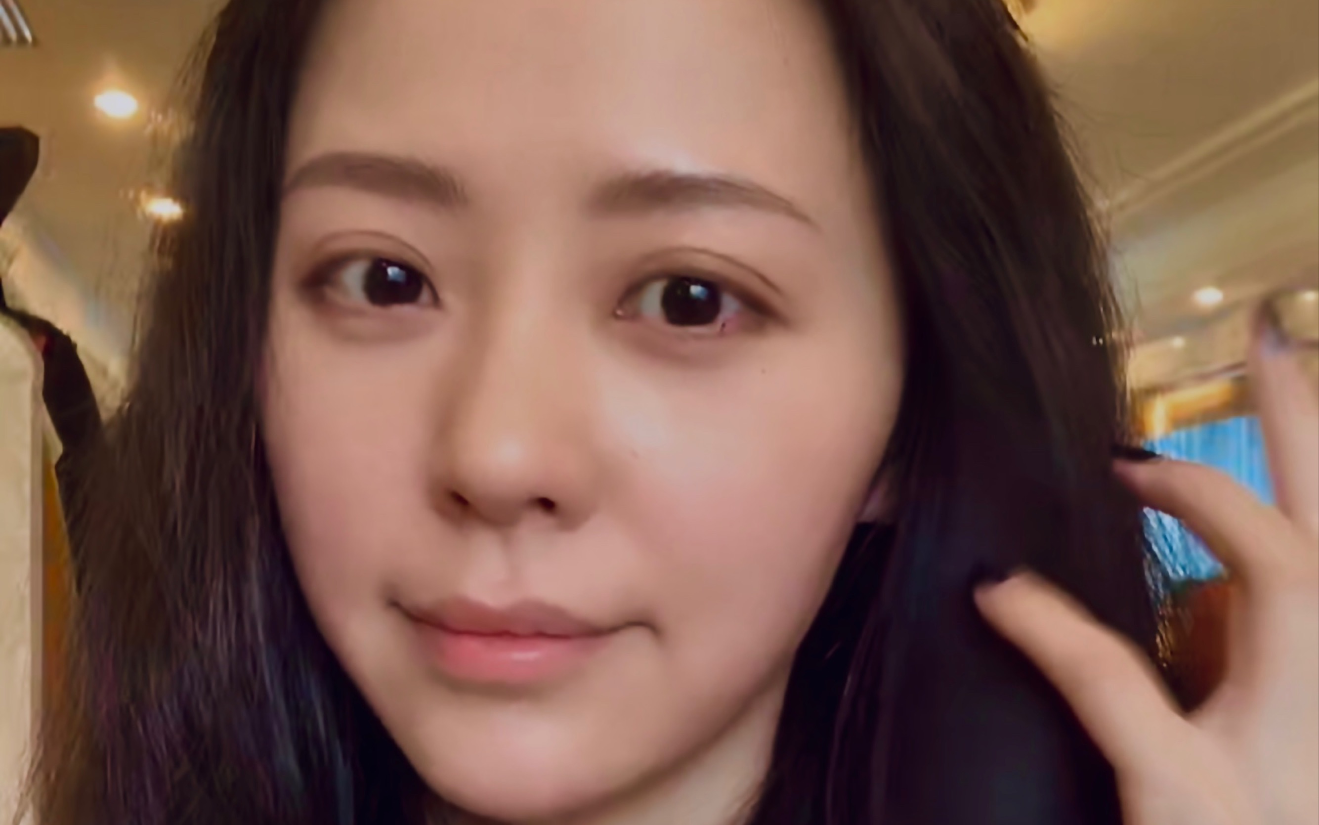 张珍女士边化妆边唱bye bye的小品现场