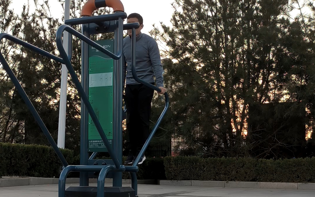 双杠臂屈伸,加油,中年人.