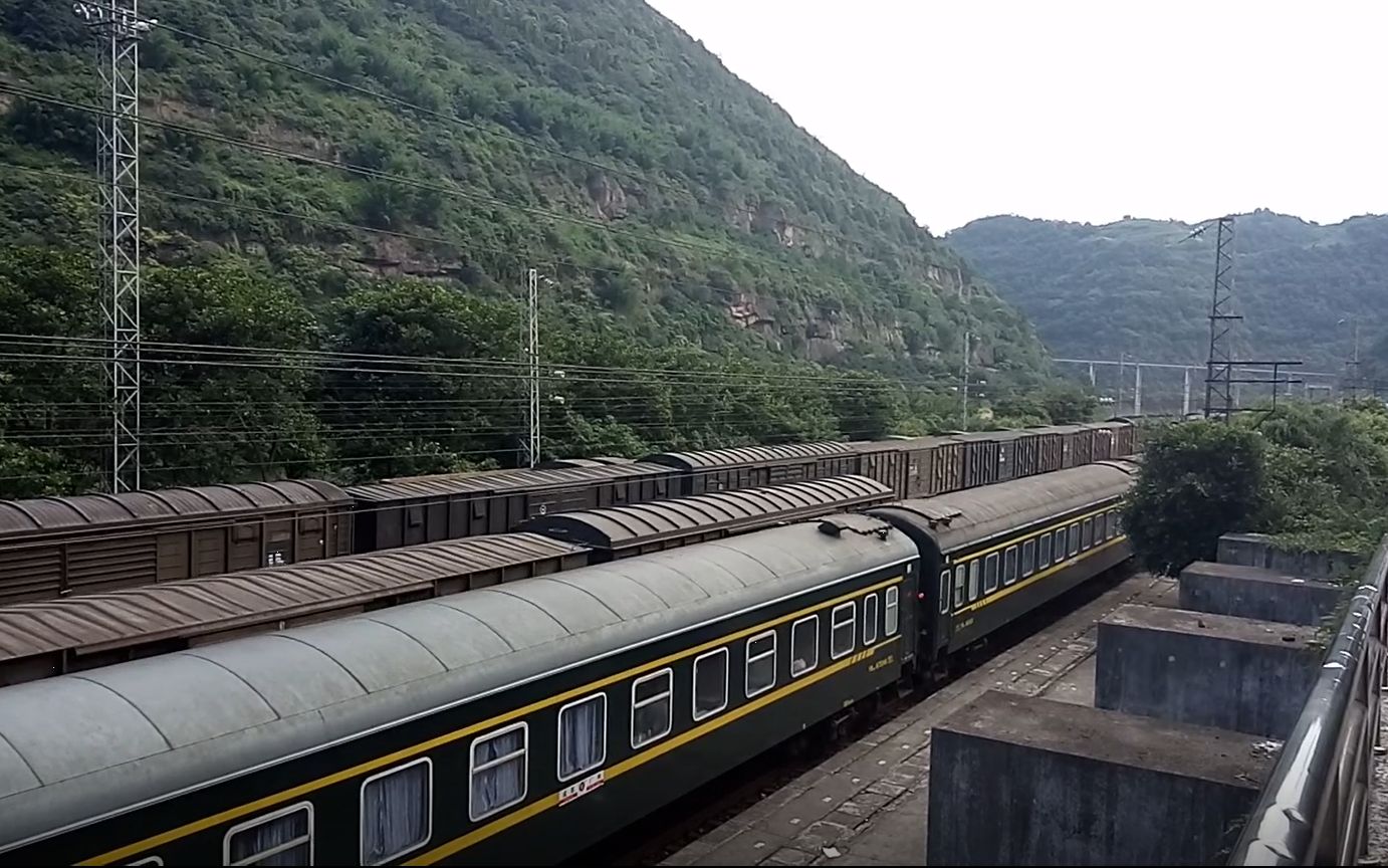 6年前的k829次列车进水富站