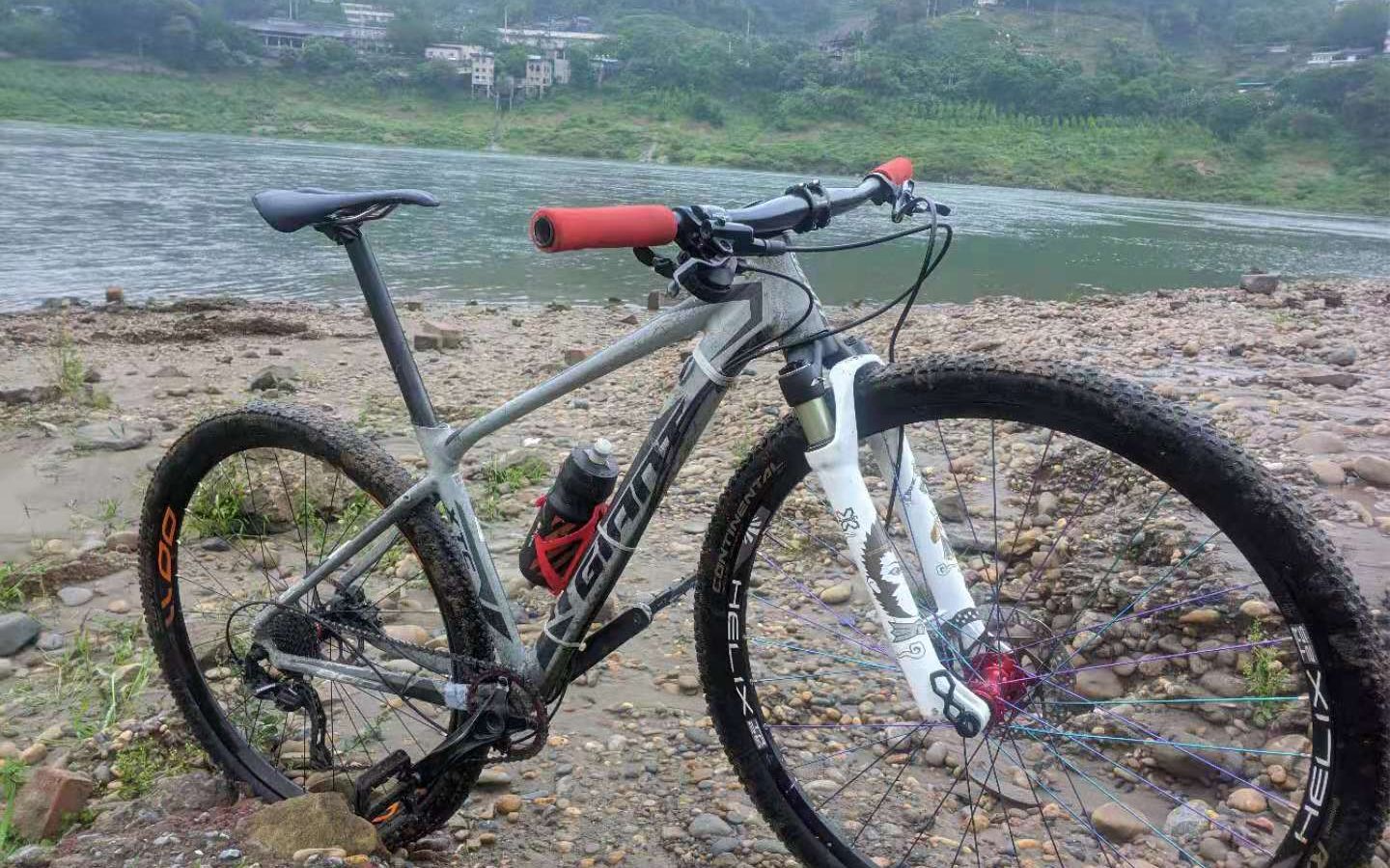 4k云骑车当你尝试用窄胎10mm避震前叉的山马车跑越野意外发现还是可以