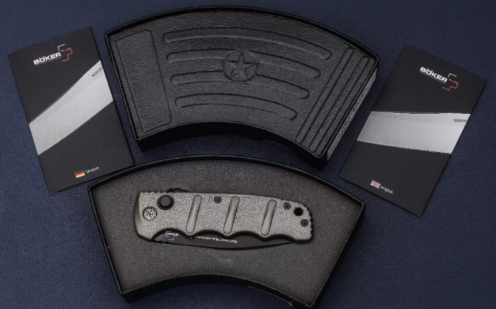 这个版本看上去战术感十足,博克boker半齿刃矛头侧跳刀