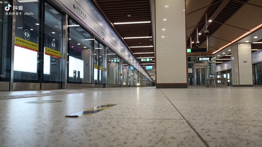 和慧南路地铁站车辆编组8062往渌水道方向