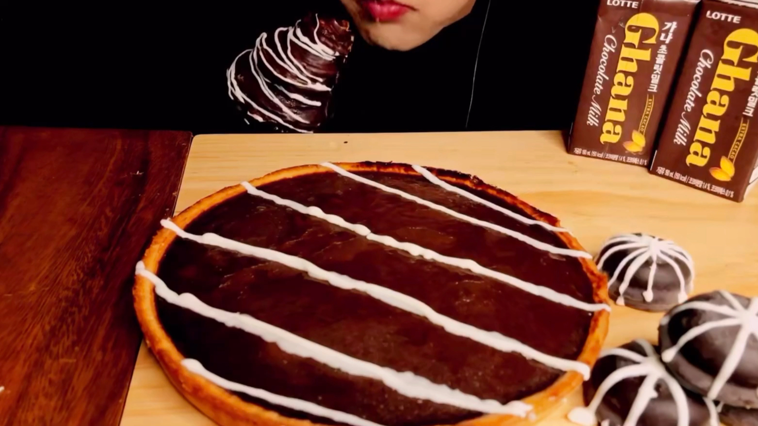 【吃播】巧克力狂欢嘉年华(脆皮巧克力雪糕,巧克力脆皮牛角包,巧克力