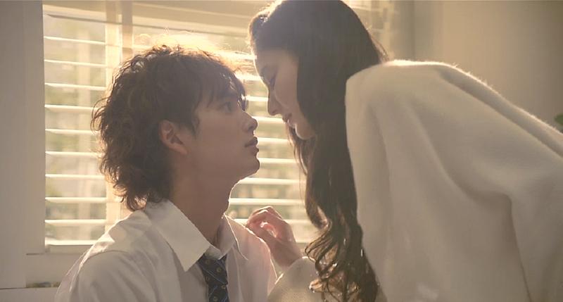 并描绘支持着他们的家人与朋友,令他们的爱产生动摇的异性的爱情故事