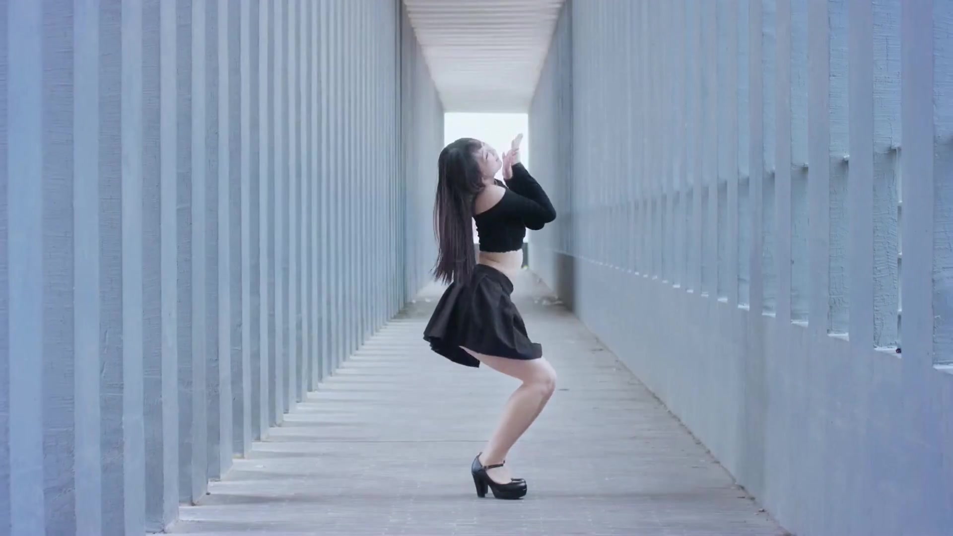 是你的小野猫在跳舞吗小姐姐火热短装跳性感爵士舞