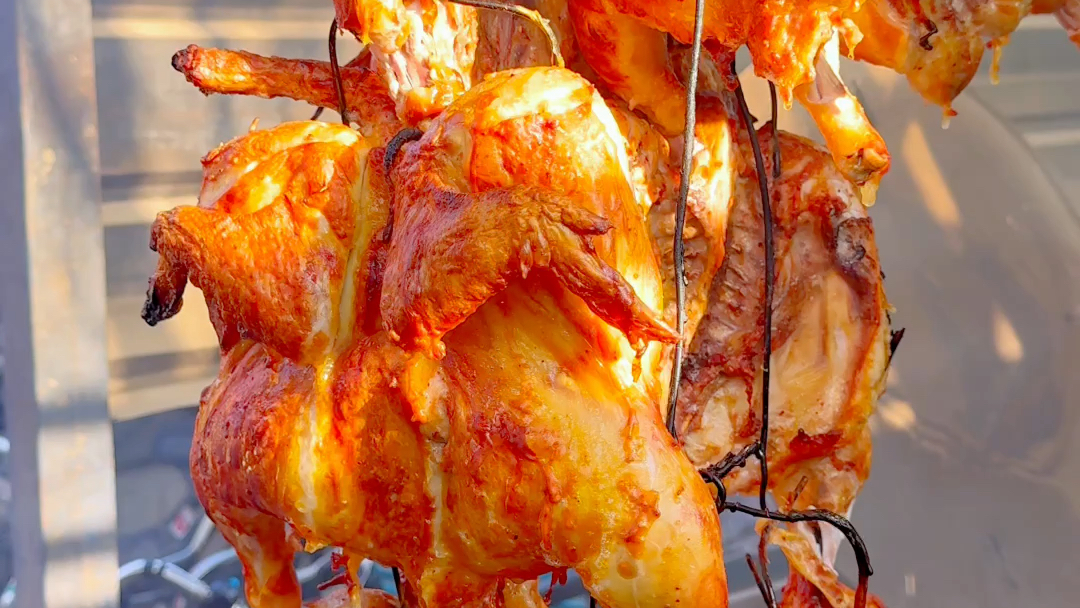 不能错过的新疆美食馕坑烤鸡熟啦