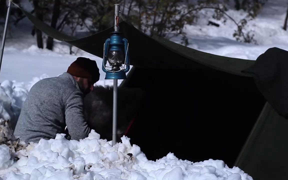 单人冬季军用帐篷野营,带着我自制的弹药箱火炉,在大雪中露营哔哩哔哩bilibili