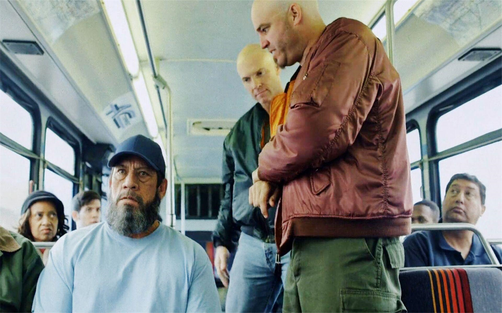 混混公车上欺负大爷,不知大爷是退伍老兵,分分钟教他做人,电影丨精彩