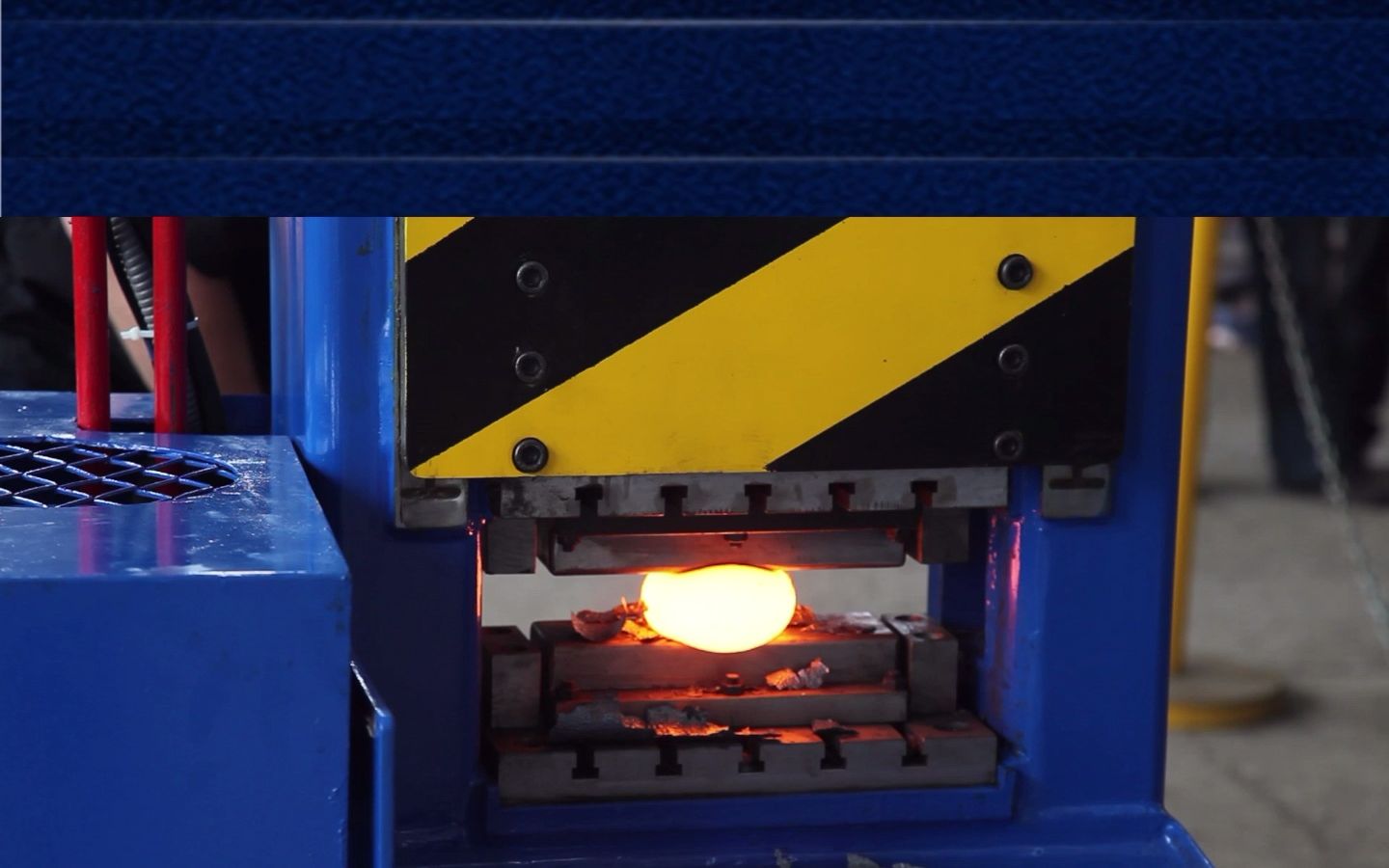 安阳锻压|小型液压压力机/铁匠压力机锻造