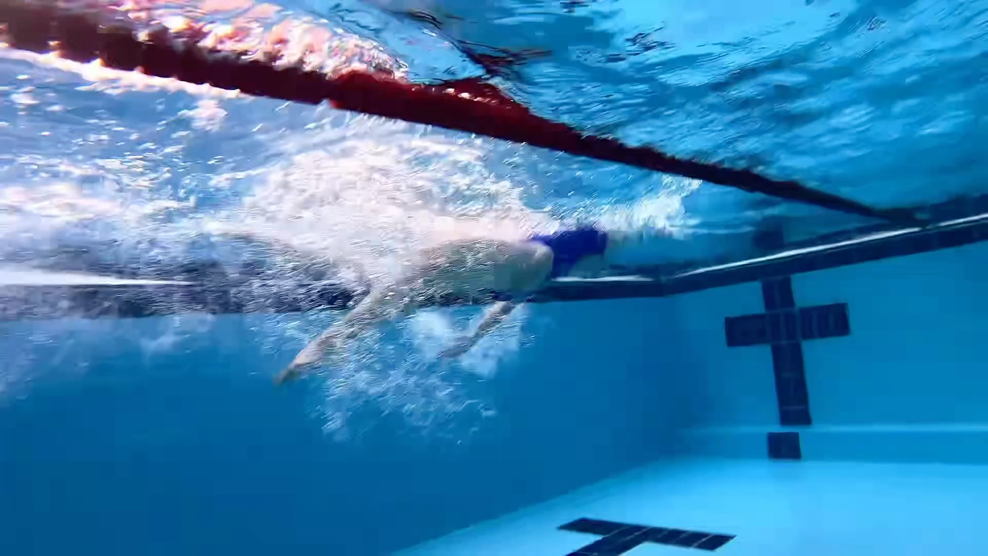 仰泳转身方式技巧,仰泳转自由泳转身9069♀15灵活转变游泳技巧