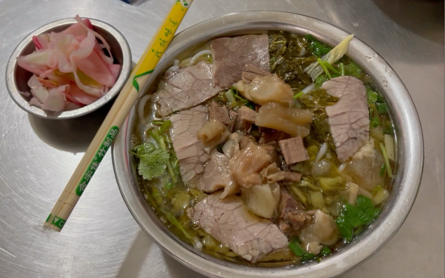 贵阳的快乐早餐-牛肉粉(搭配泡菜绝了!)|我额外加了牛筋|全片无广告!