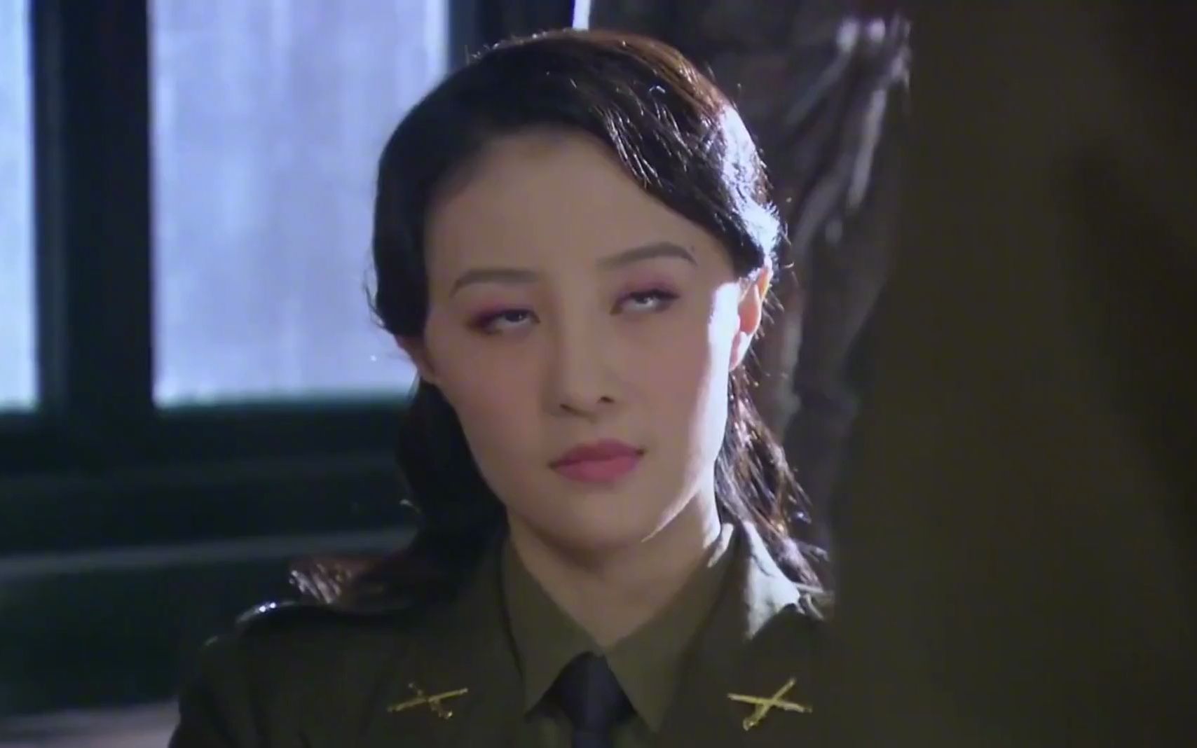 孤雁:女特务仗着有军统撑腰,到处嚣张惹事,下秒被枪毙傻眼了!