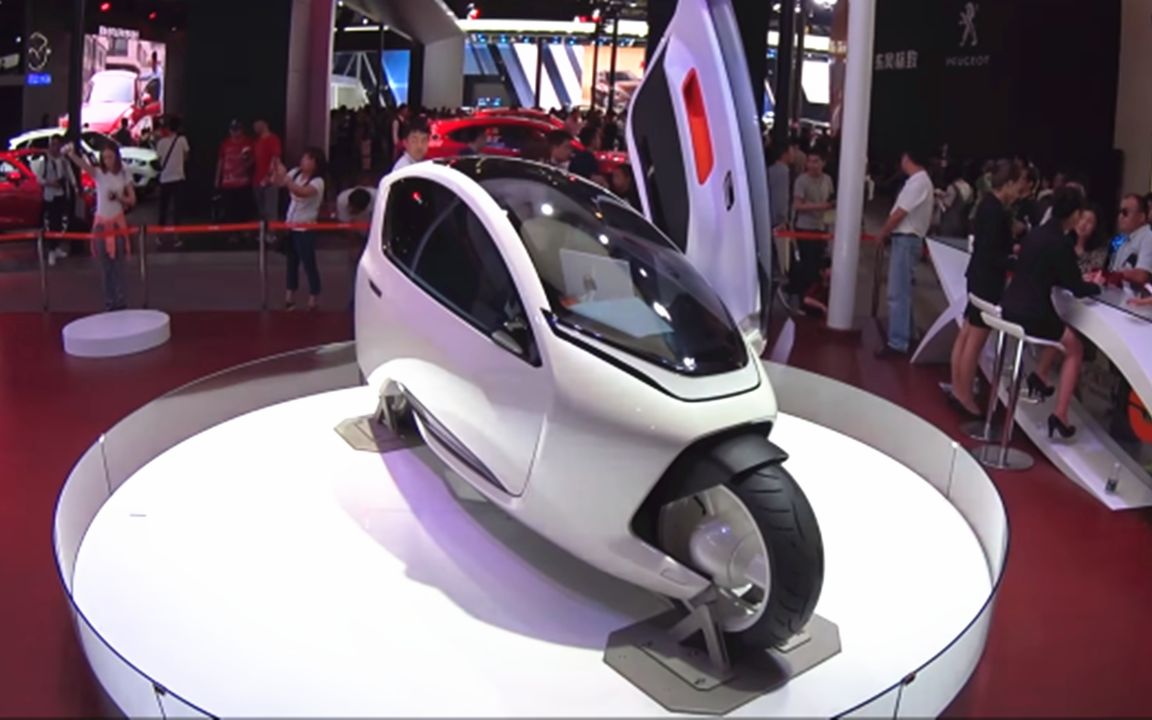 中国发明"陀螺仪汽车",两个轮子时速100公里,卡车都撞不倒!