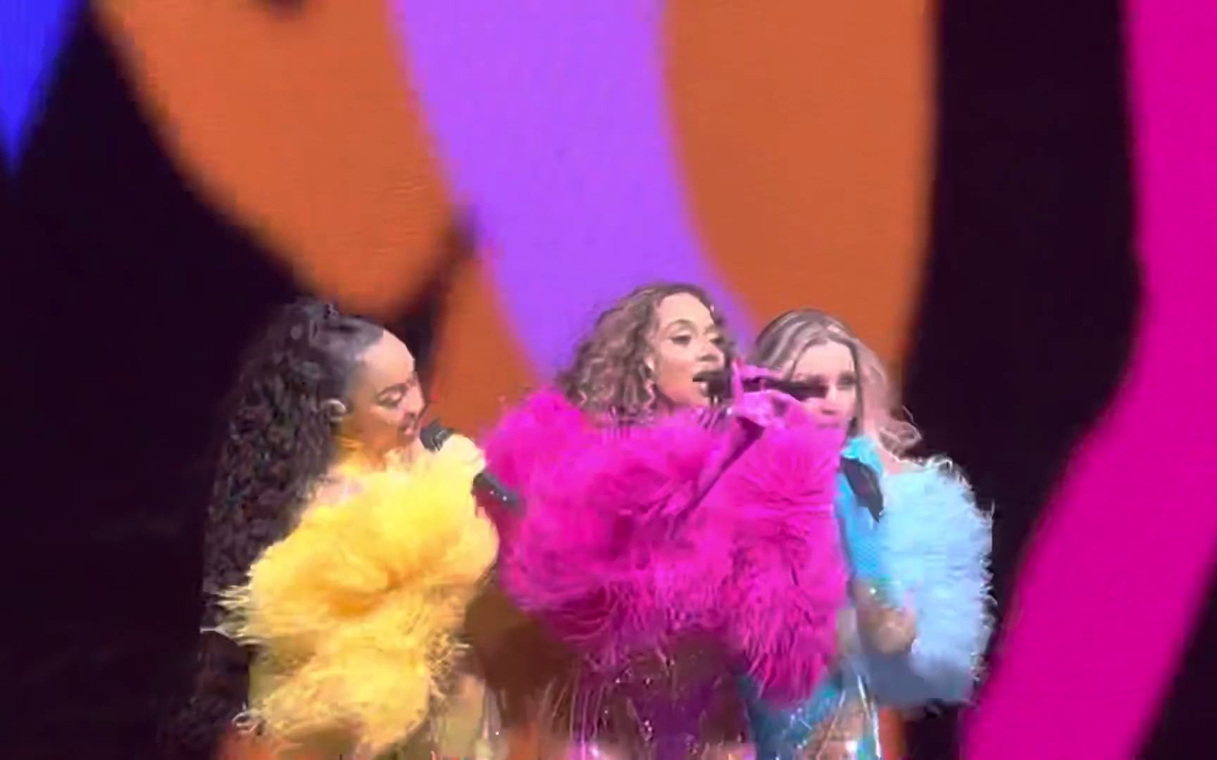 [图]【Little Mix】Break Up Song - The Confetti Tour 首场 Belfast 20220409