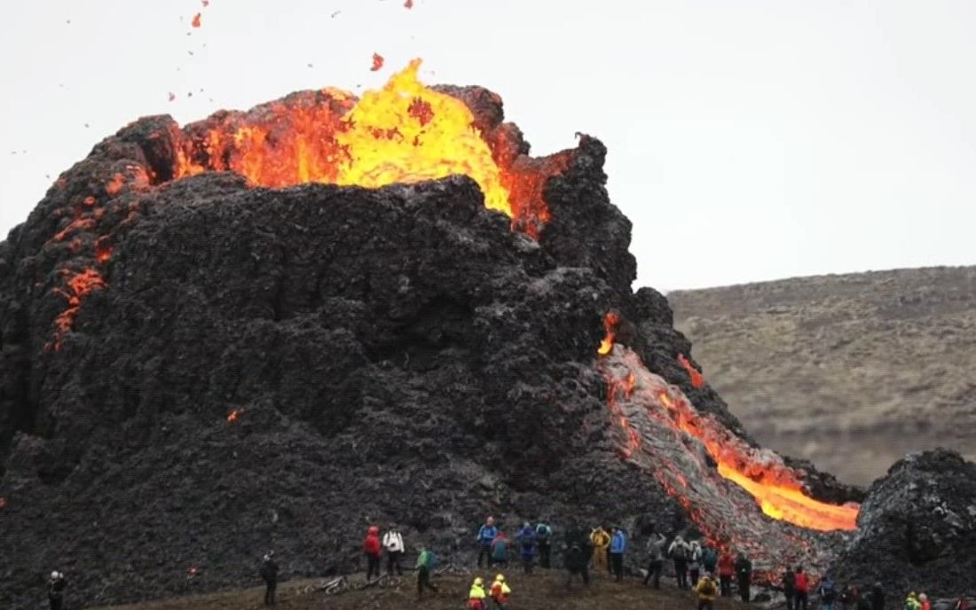 裂隙式火山喷发图片