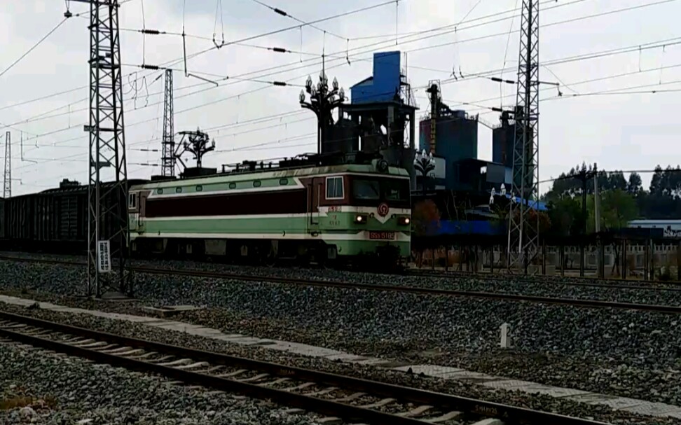 韶山3 5185牵引货列出大弯镇站