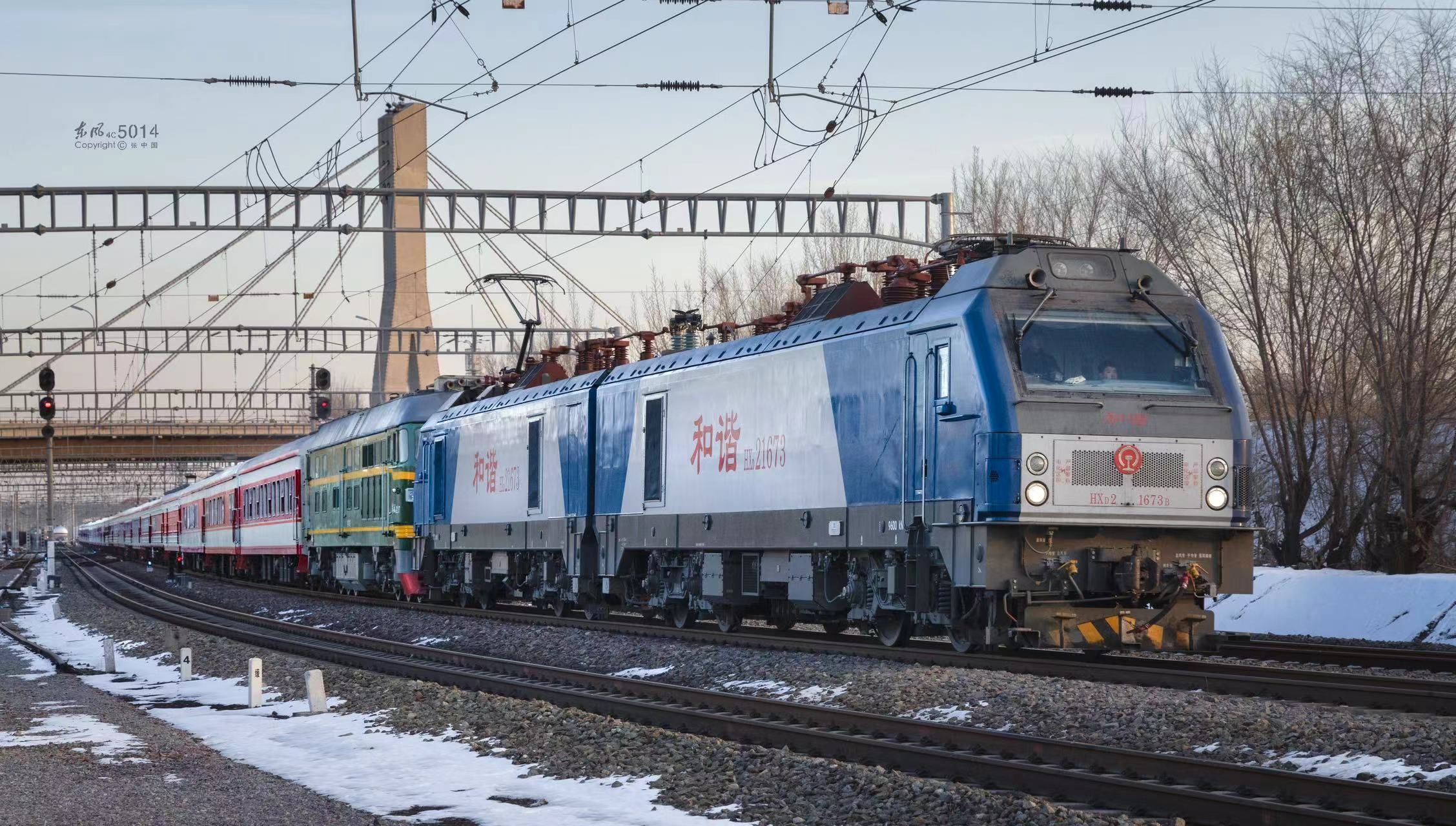 京局丰段HXD21673+京局丰段DF4B9217牵引原色宿营大列57235次驶出石景山南站哔哩哔哩bilibili