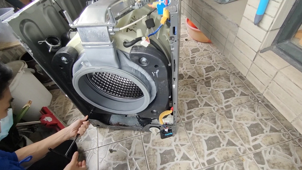 家电清洗:三星带烘干滚筒洗衣机全拆清洗视频