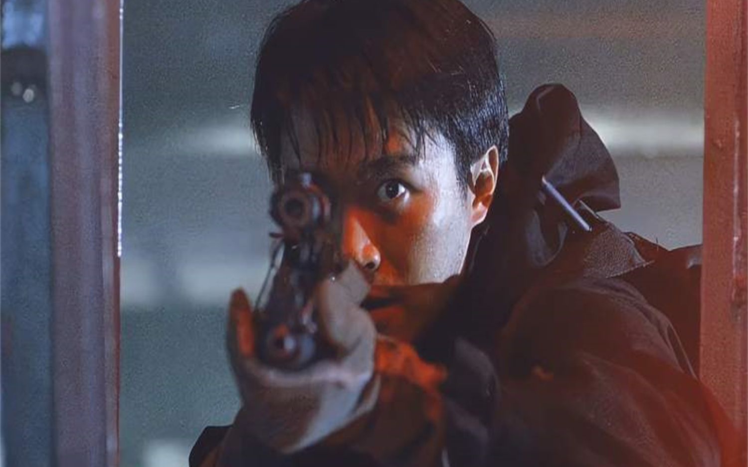 劫匪以为安全了,谁知星爷却等着他,一枪直接爆头!