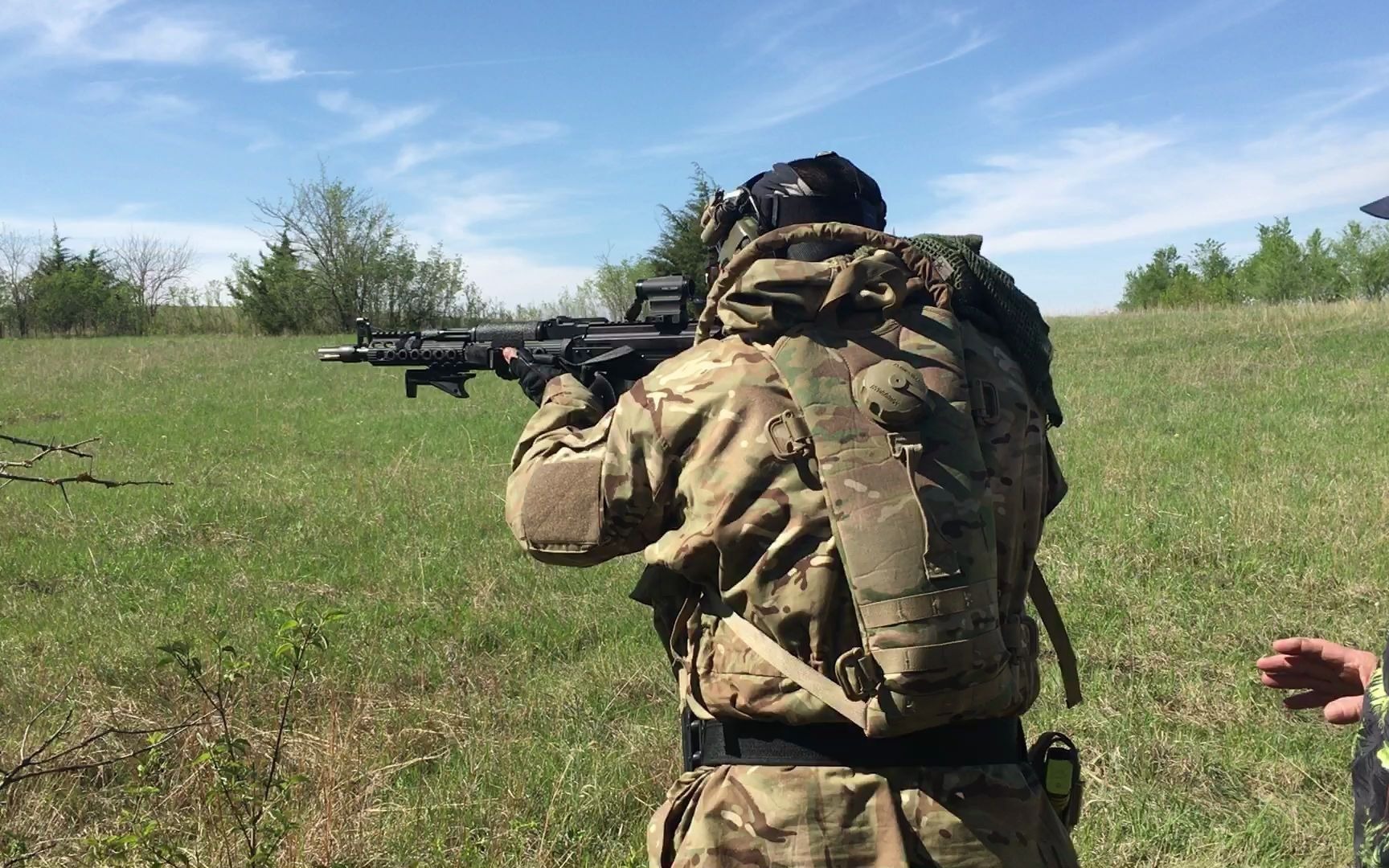 【战术小短裤】欢乐多的乡巴佬在小溪里面 玩3gun比