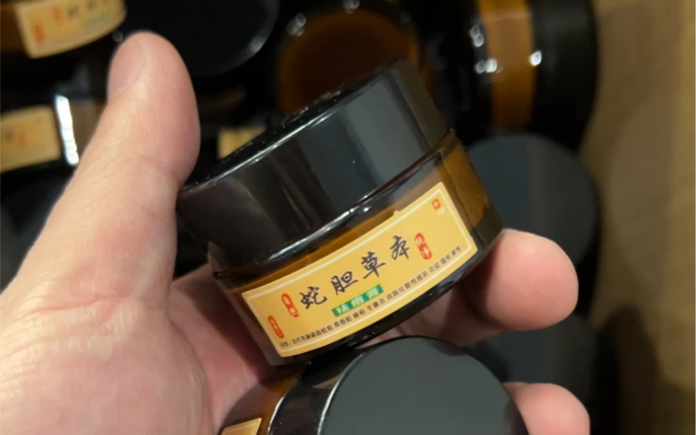 祛痘神器,蛇胆和21种中草药的完美结合…【蛇胆草本祛痘膏】