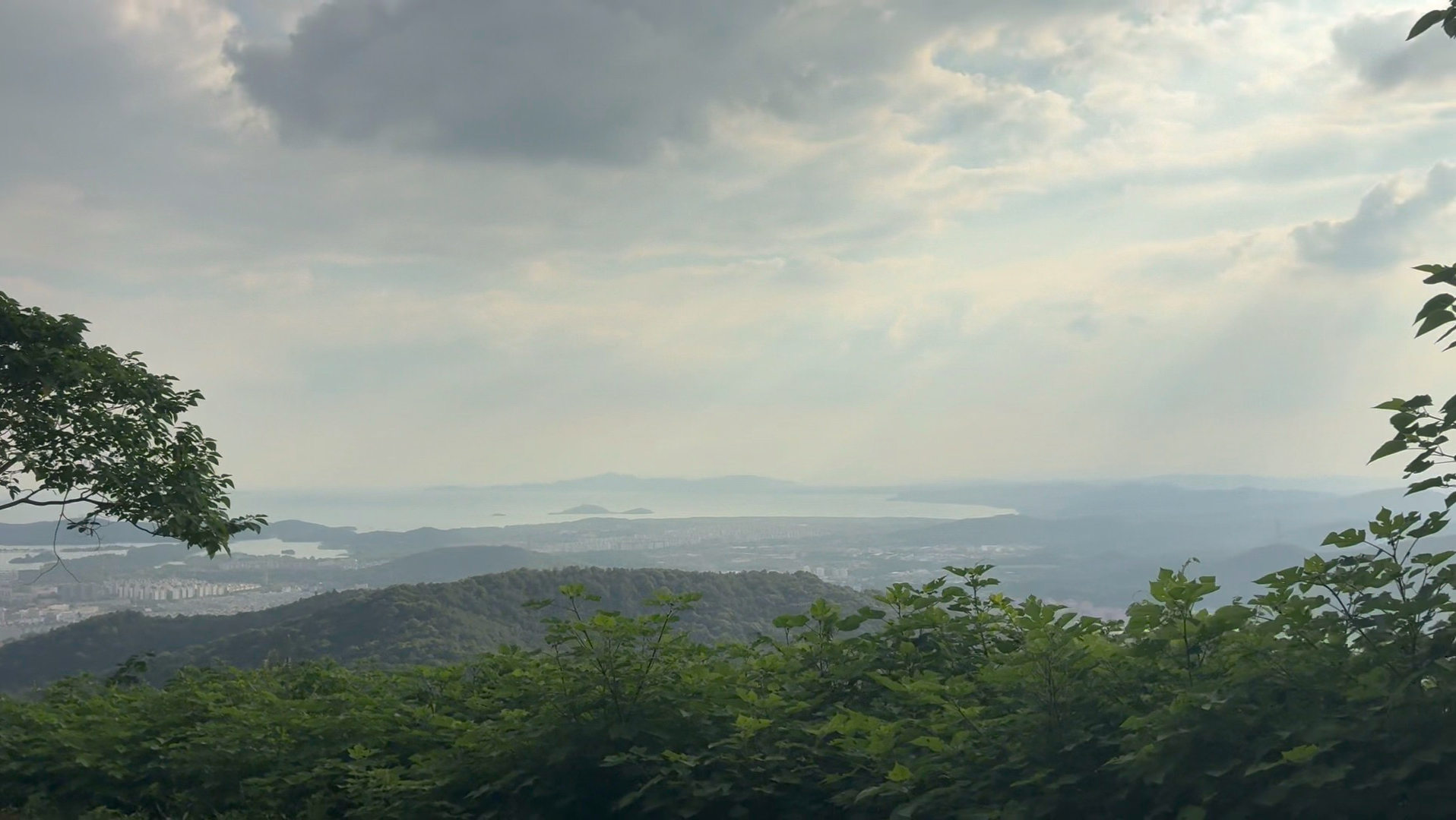 经历了八月的台风和暴雨，惠山更显清朗