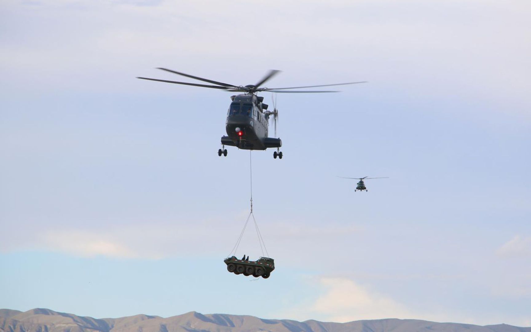 4500米海拔吊挂榴弹炮 国产最大直升机直-8g驾临高原!