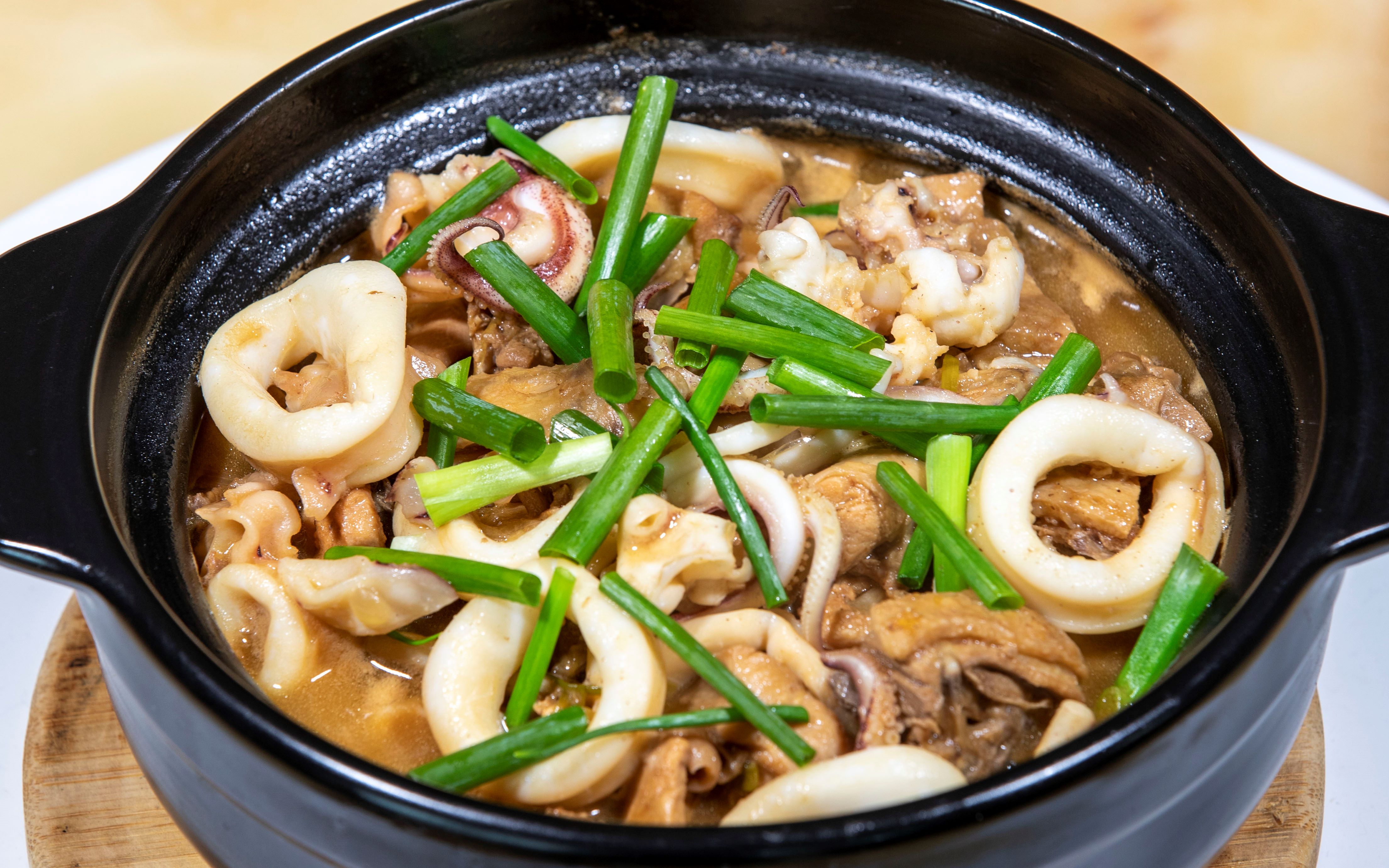 鲜鱿鱼焖鸡块家常菜,做法不简单先调味后入砂锅炖,汤汁非常鲜美