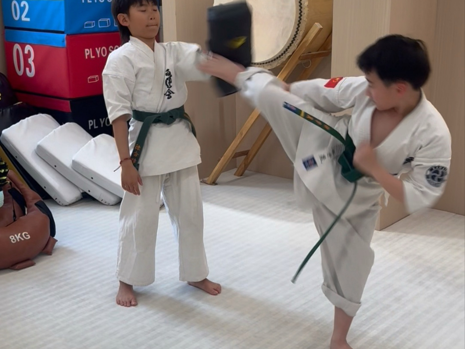 小朋友后回旋踢训练