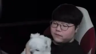 [T1 Wolf]小狼抱着狗狗直播 弹幕：小狗在吃猪蹄 小狼：不是猪蹄呀！！！！