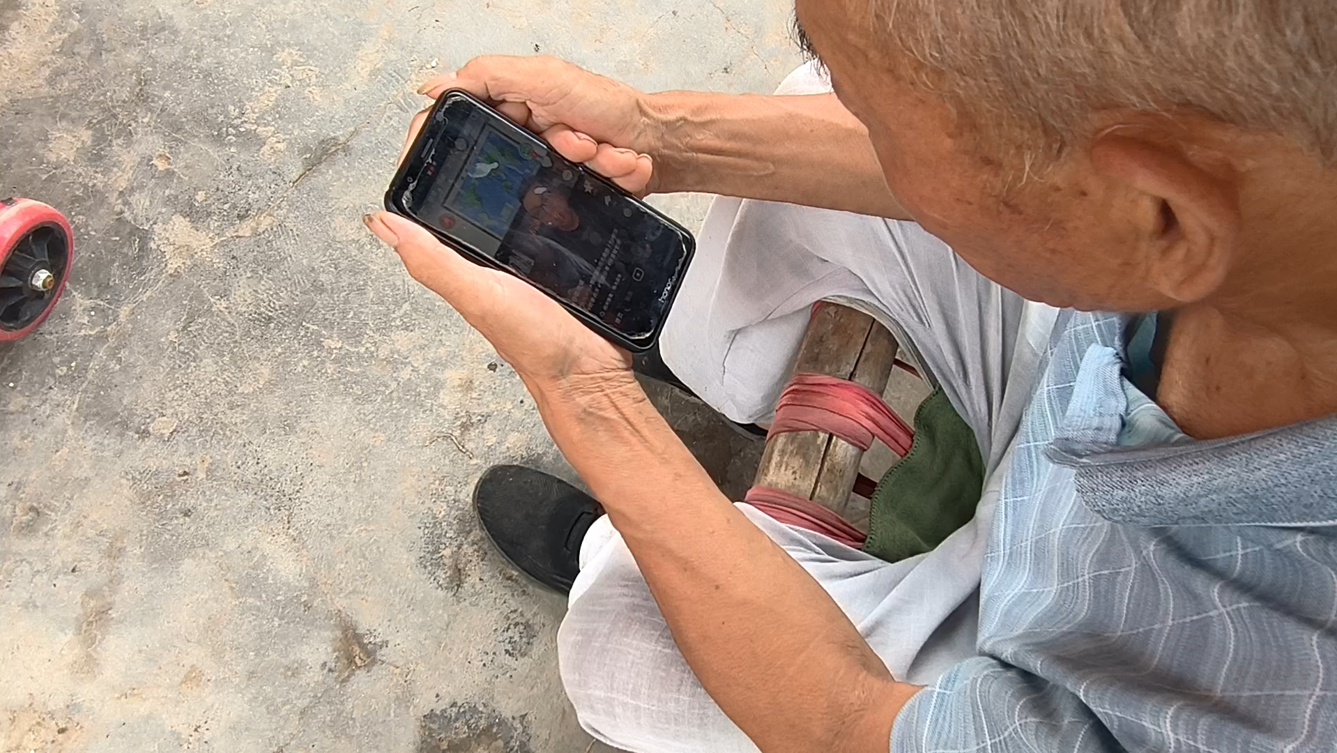 【三个老人-两个刷抖音,一个刷快手】