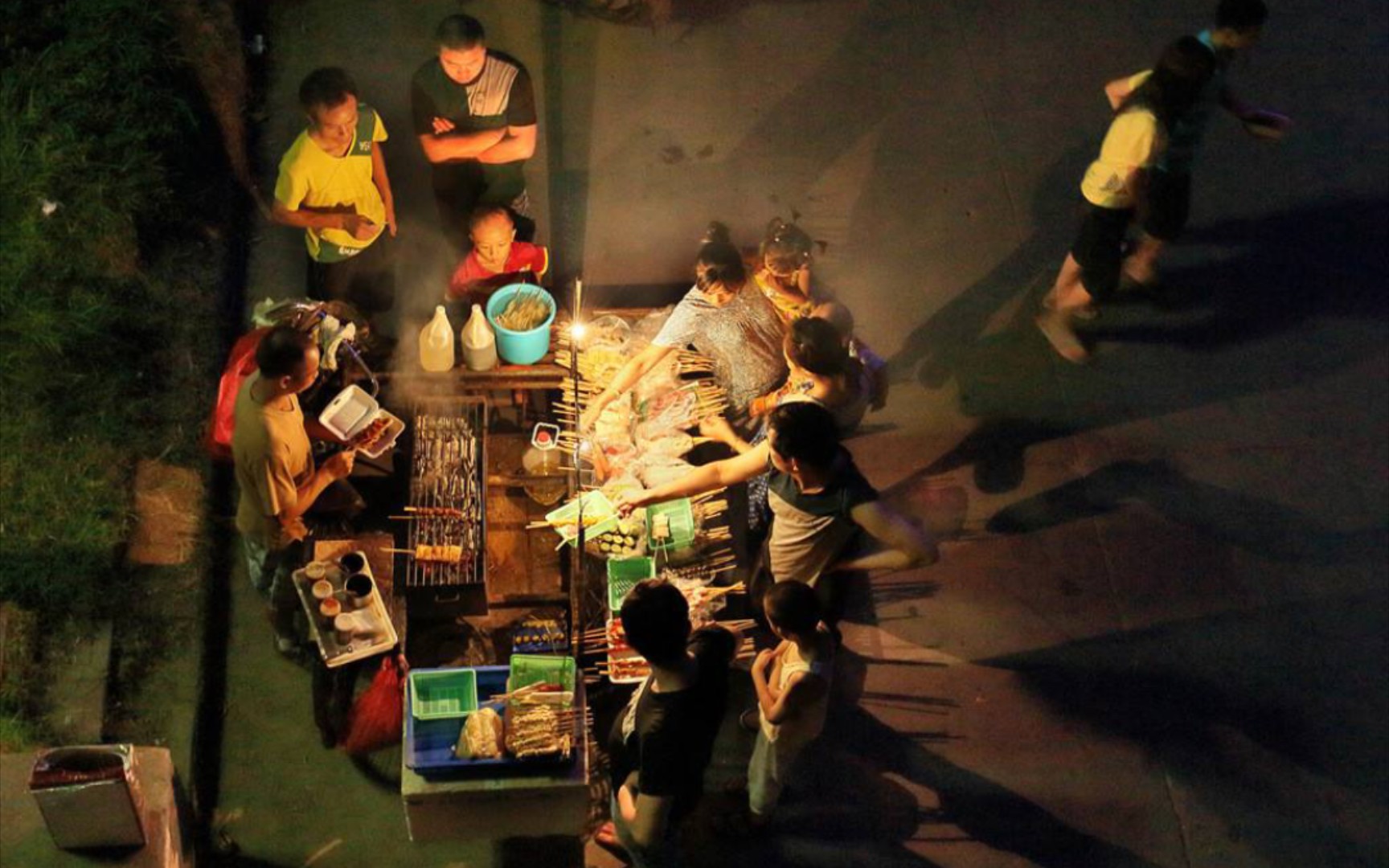 夜晚下的烧烤摊