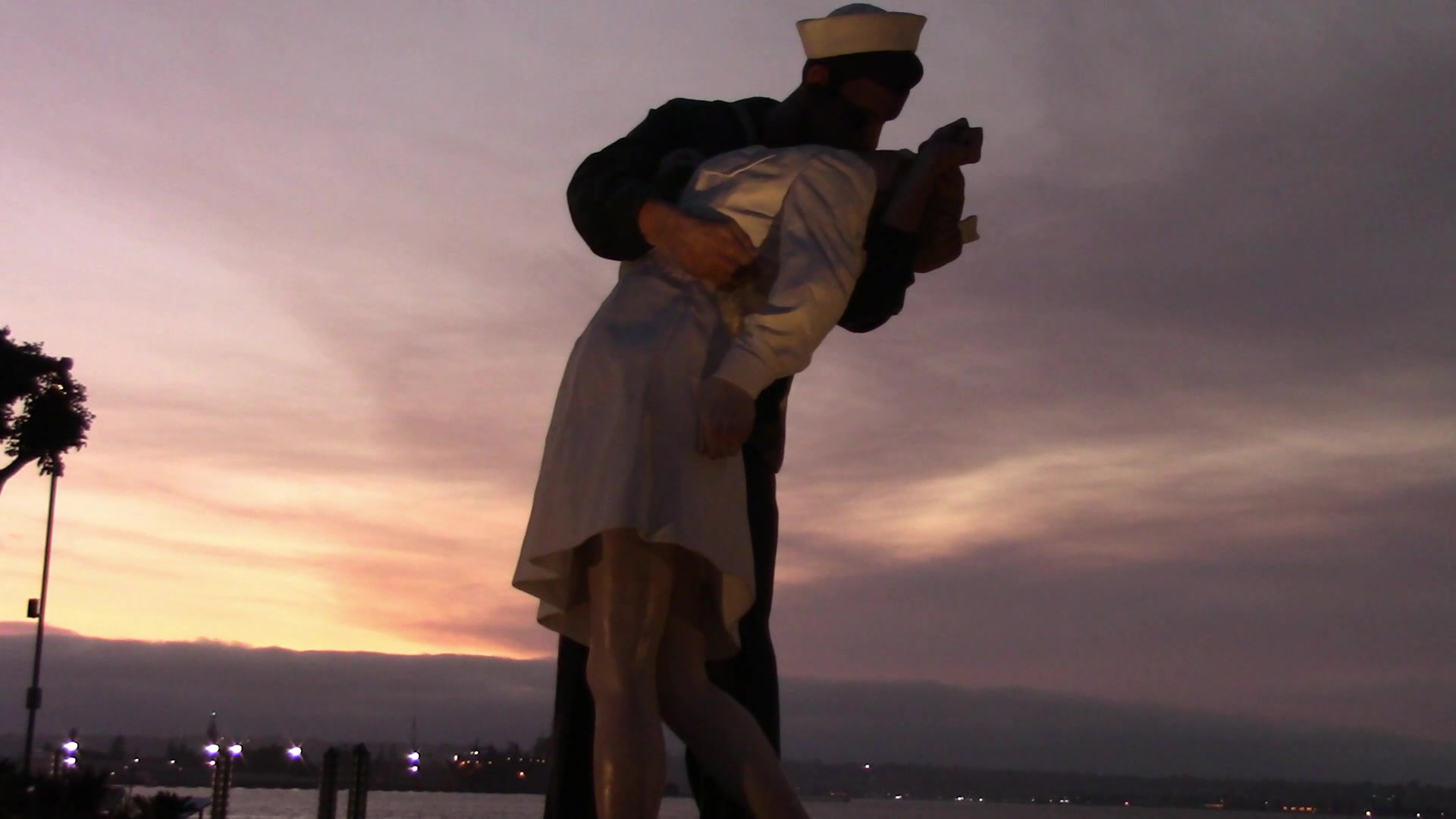 [图]聖地亞哥 勝利之吻 中途島 航空母艦 燦爛烟火 San Diego Midway Kiss Statue