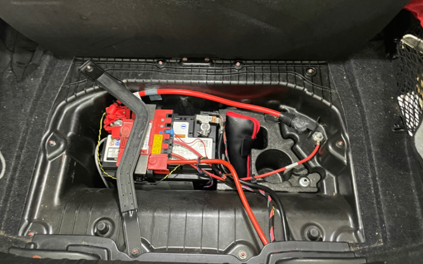 宝马1m日常养护.更换使用7年亏电电瓶