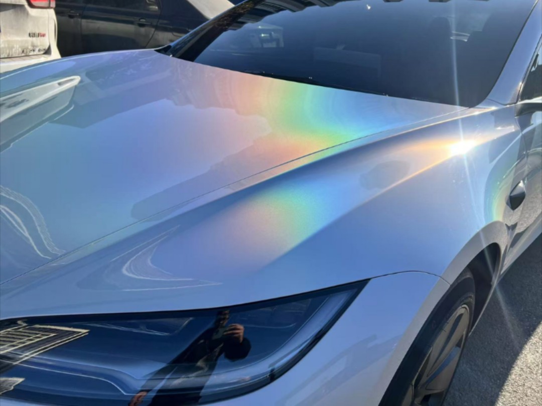 液态镭射白 为车辆赋予一种独特的外观,仿佛车身表面涂覆了流动的