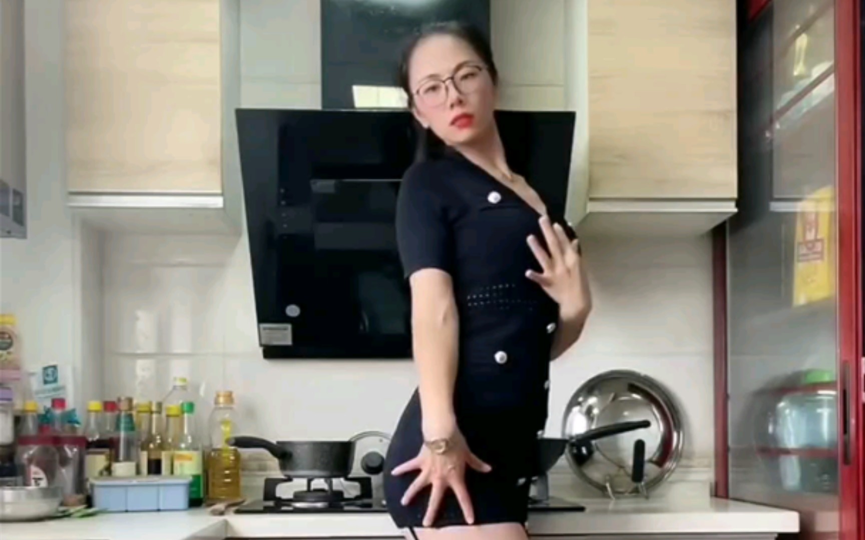 潶丝少妇短裙眼镜娘倚姣作媚举步轻摇地平线a