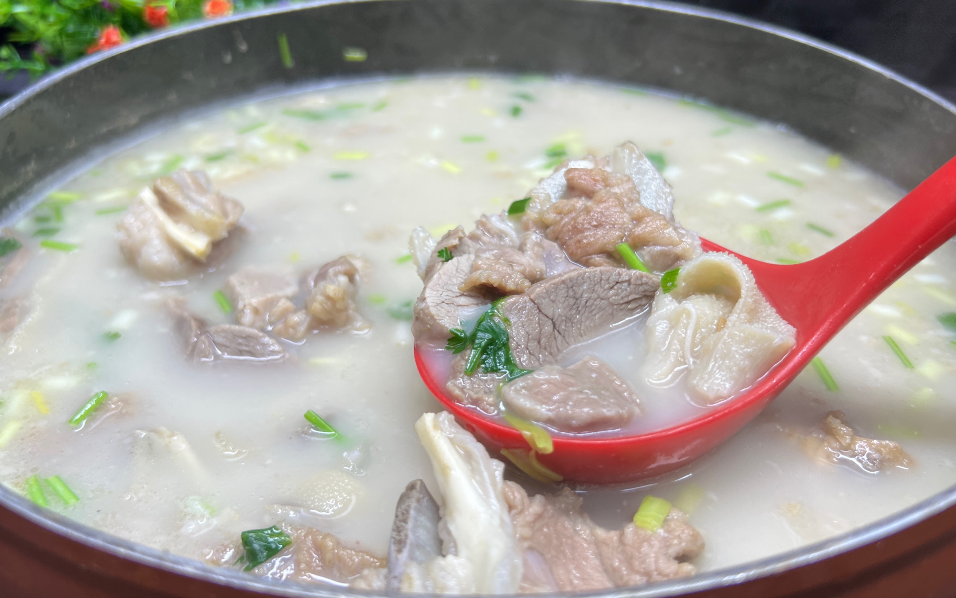 炖羊肉汤,直接下锅炖是外行,大厨教你一招,汤又白又香无膻味
