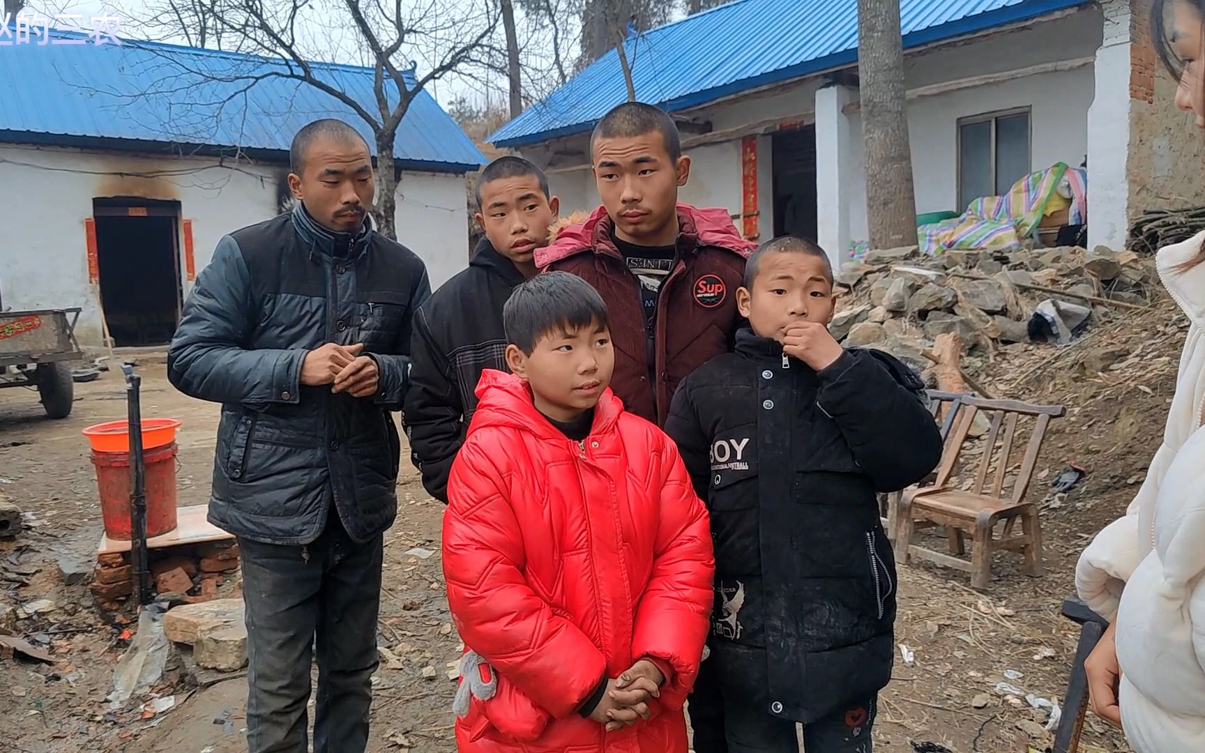 实拍农村有5个孩子的家庭,他们的生活是啥样的?看完叫人吃惊