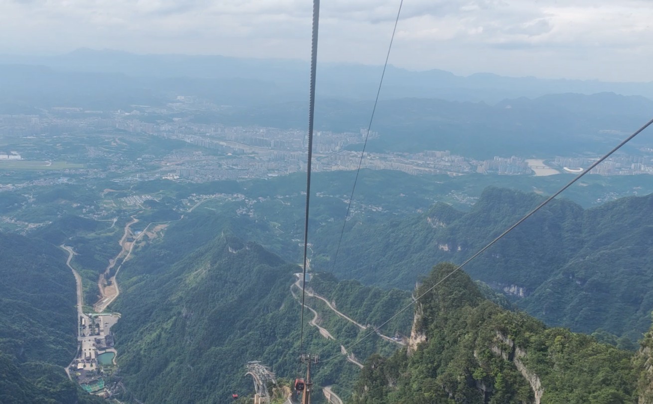 张家界天门山下行缆车