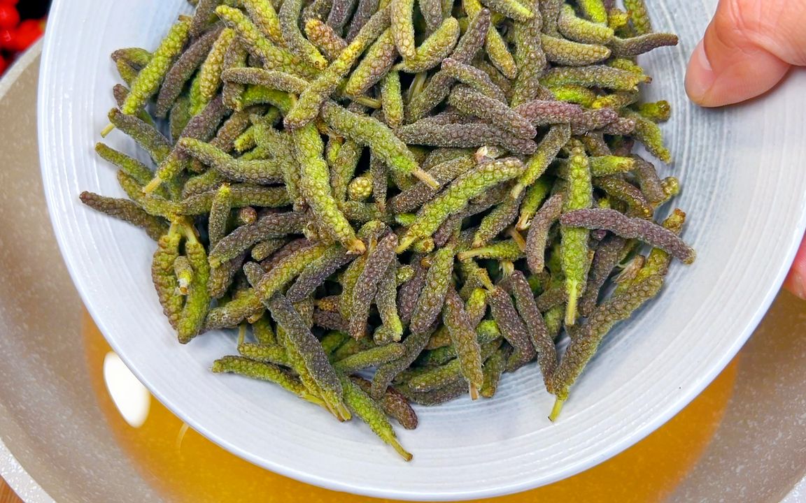 构棒槌的3种吃法,第3种油炸,把构棒槌放入油锅中出锅瞬间变美食