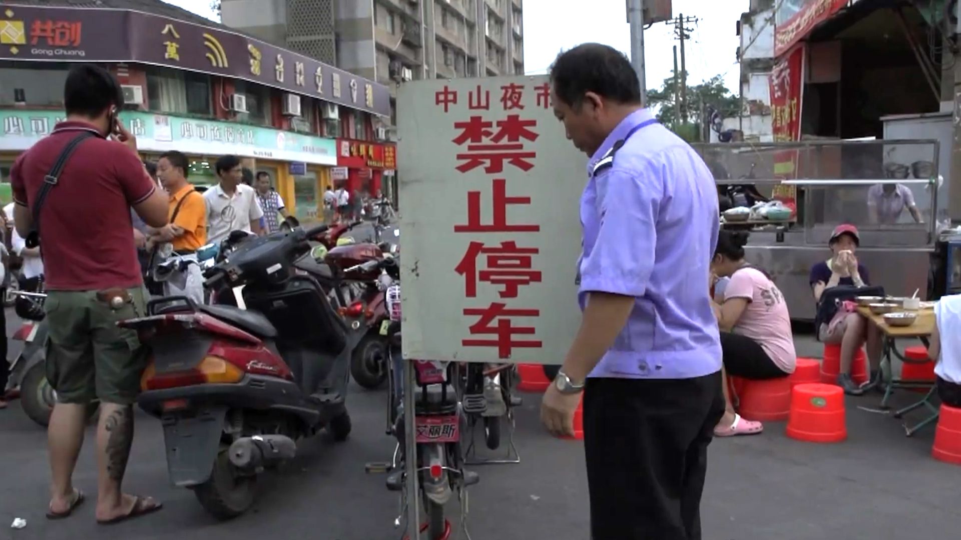 “这条街上,我说了算!”掌管夜市30年,没他同意小孩花也不能卖!《九叔》哔哩哔哩bilibili