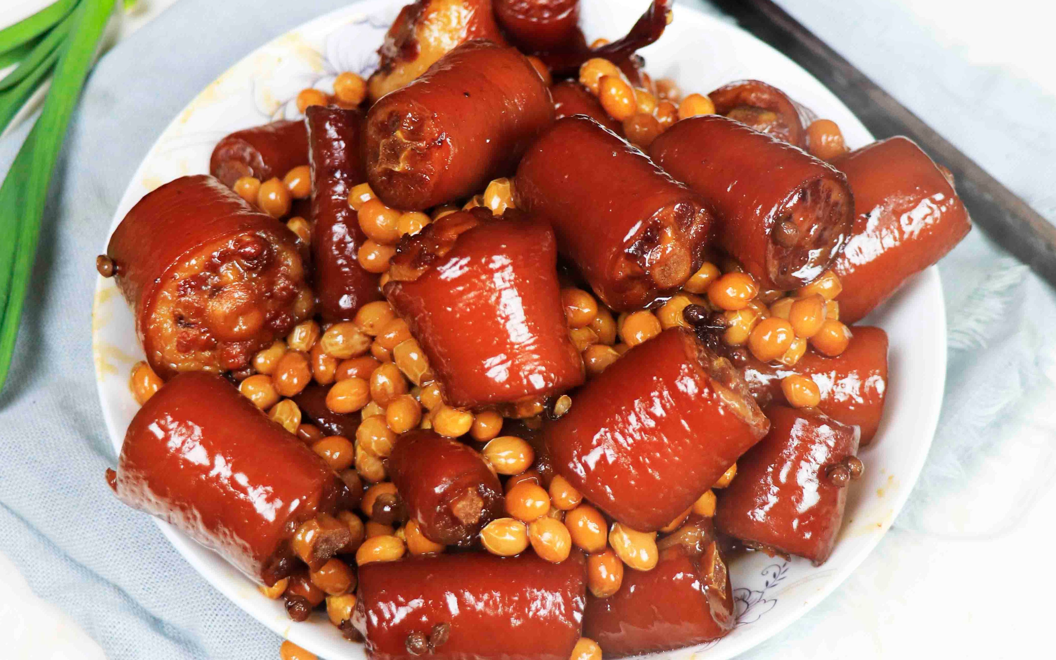 猪尾巴加一把黄豆太好吃了,荤素搭配,滋补美容,常吃还能补钙