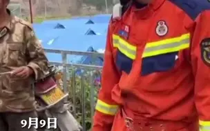 Télécharger la video: 消防员临走时被安置点的小男孩紧紧抱住不撒手，眼里都是依恋和不舍