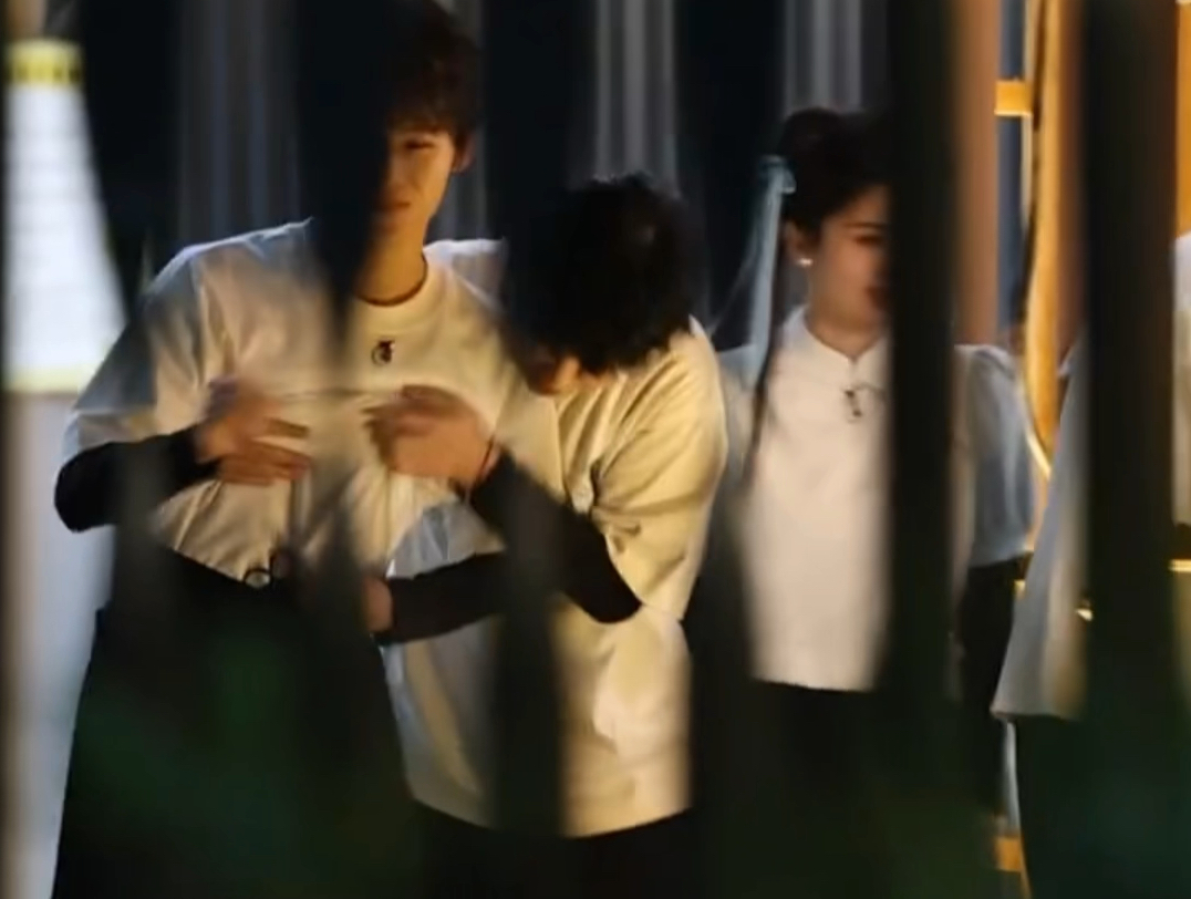 范丞丞逗爱妻 脱张真源衣服 张哥要下水了