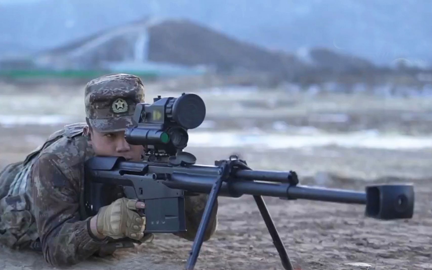 600米轰爆汽车狙击手现场测试10式重狙威力