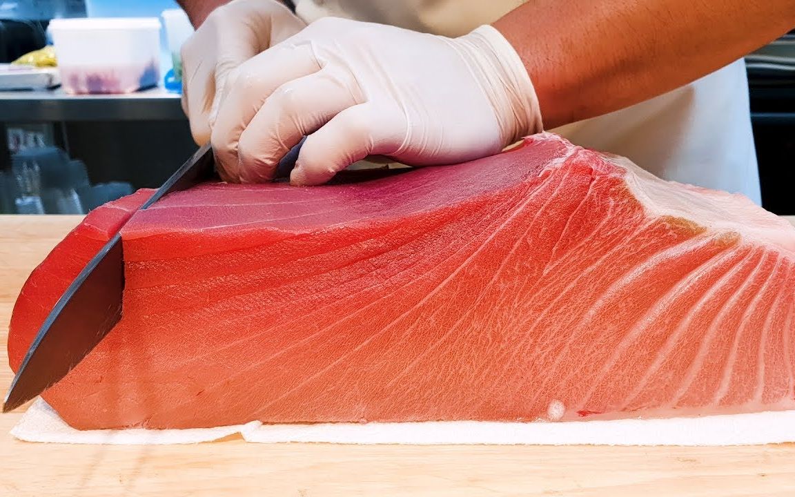 200公斤巨型蓝鳍金枪鱼切割成生鱼片韩国鱼市场美食