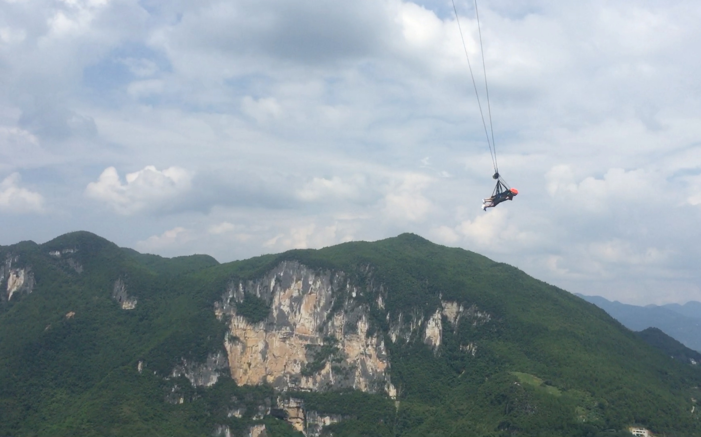 重庆云阳龙缸 人在前面飞,魂在后面追 700米悬崖秋千