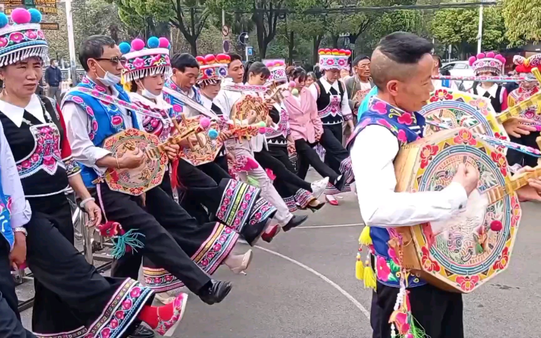 [图]【左脚舞】云南彝族左脚舞，原生态三弦配山歌，彰显云南彝族舞蹈魅力！