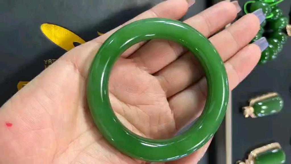 收藏款和田玉碧玉手镯5577口径,俄碧老料,7号矿料子,颜色纯正阳绿色